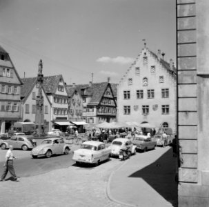 Hans-Heinrich-Ehrler Platz met het raadhuis en de marienbrunnen met het standbee, Bestanddeelnr 254-4553