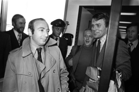 Hans Knoop (Accent) met Kapitein Bordewijk terug uit Zwitserland na arrestatie M, Bestanddeelnr 928-9262