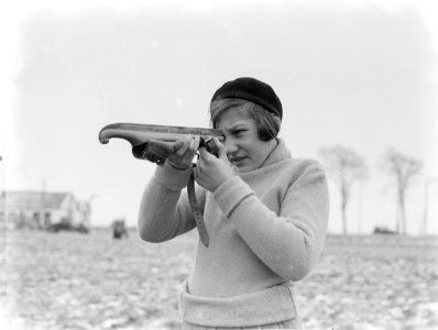 Hans bekijkt het ijzer onder een schaats, Bestanddeelnr 189-1045