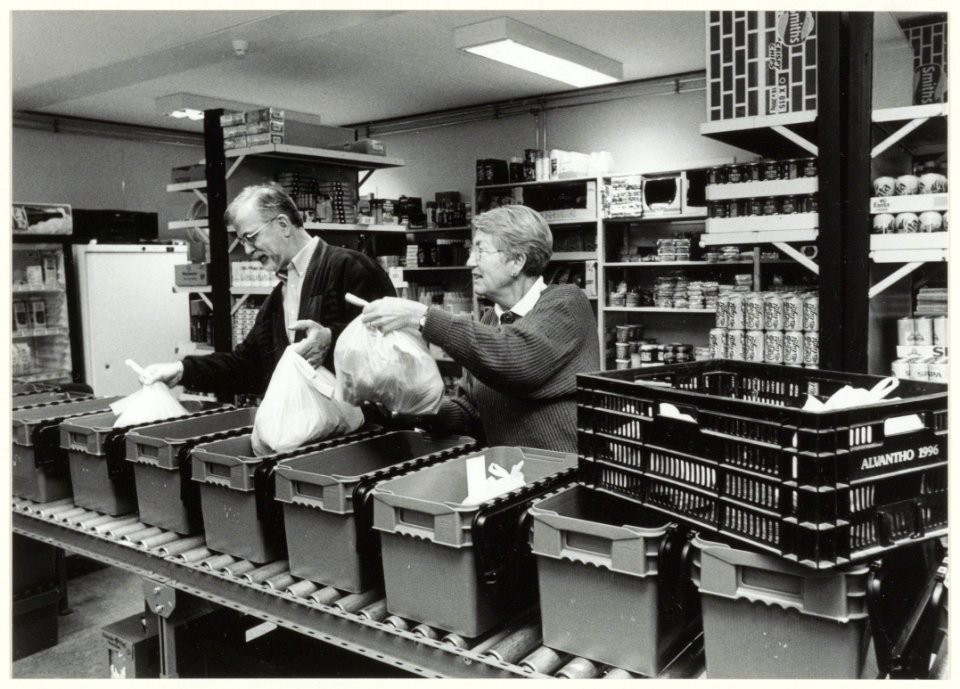 Hans en Anneke Overbeek, beheerders van de winkel in het Huis van Bewaring koepelgevangenis. NL-HlmNHA 54037055