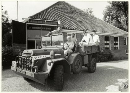 Hans en Bep Tuuk, beheerders van de camping Weltevreden. In de laadbak enkele medewerkers van de camping. NL-HlmNHA 54031999