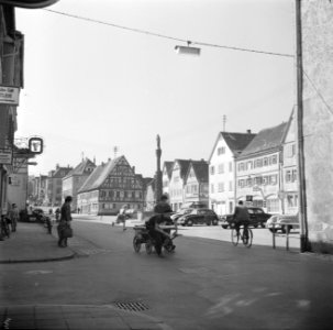 Hans-Heinrich-Ehrler Platz met marienbrunnen met het standbeeld van Maria met ki, Bestanddeelnr 254-3157