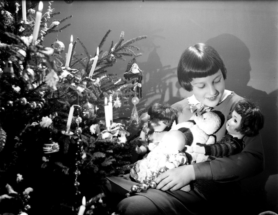 Hans (stiefdochter van Van de Poll) zit bij de Kerstboom met poppen in haar arme, Bestanddeelnr 252-0953