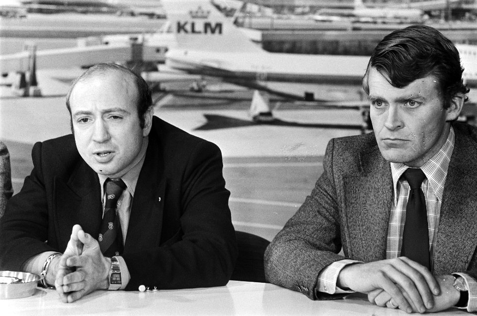 Hans Knoop (Accent) met Kapitein Bordewijk terug uit Zwitserland na arrestatie M, Bestanddeelnr 928-9263