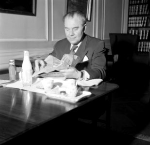 Hans Hedtoft luncht aan tafel op het ministerie, Bestanddeelnr 252-8967