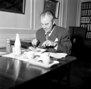 Hans Hedtoft luncht aan tafel op het ministerie, Bestanddeelnr 252-8968