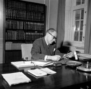 Hans Hedtoft achter zijn bureau op het ministerie, Bestanddeelnr 252-8966