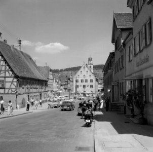 Hans-Heinrich-Ehrler Platz met raadhuis en de toren van de St. Johanneskerk gezi, Bestanddeelnr 254-4552