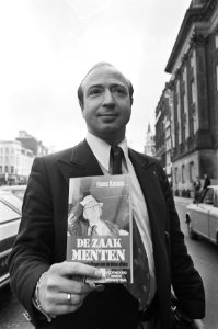 Hans Knoop met zijn boek 'De zaak Menten', Bestanddeelnr 929-0760