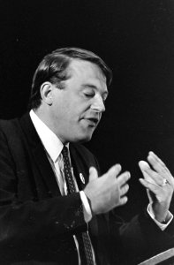 Hans van Mierlo spreekt de congresgangers toe, Bestanddeelnr 921-6805