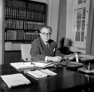 Hans Hedtoft achter zijn bureau op het ministerie, Bestanddeelnr 252-8965