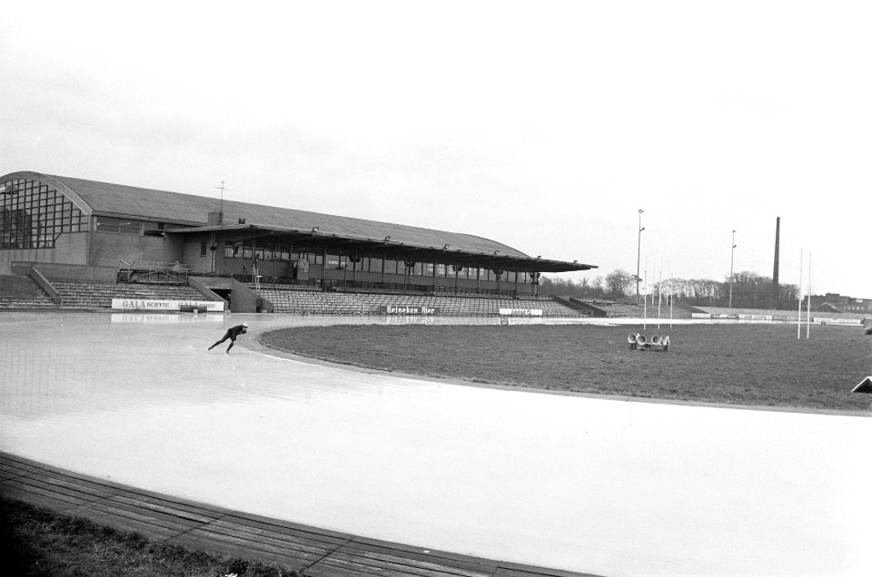 Hans van Helden traint op Thialfkunstijsbaan te Heerenveen overzicht Thialfbaan, Bestanddeelnr 927-7094
