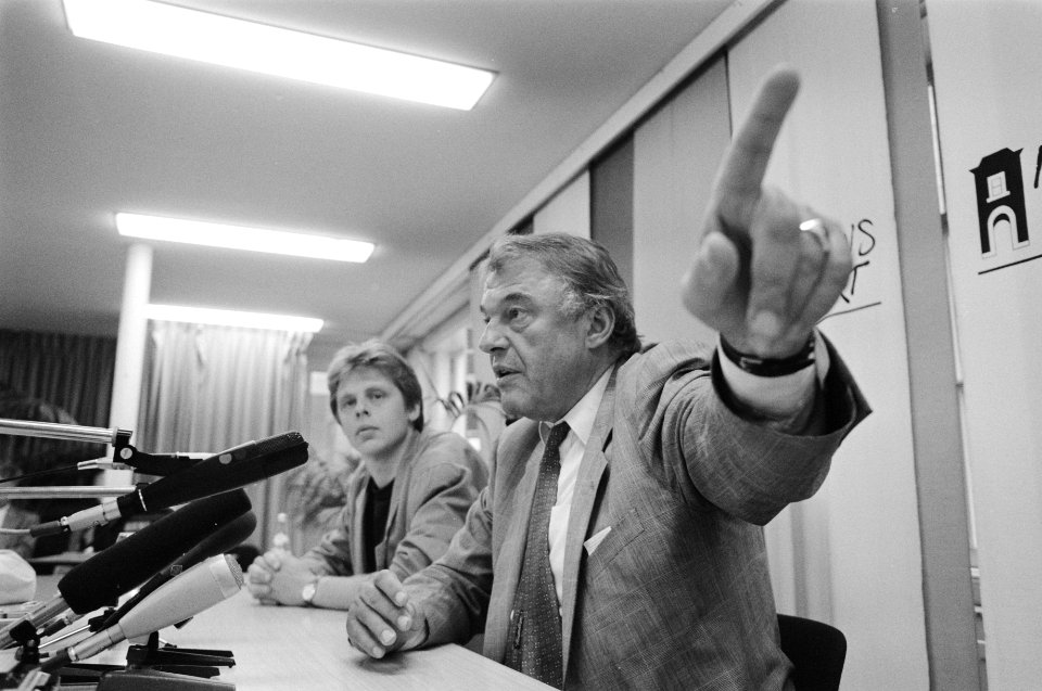 Hans van Mierlo tijdens een persconferentie, Bestanddeelnr 934-4990