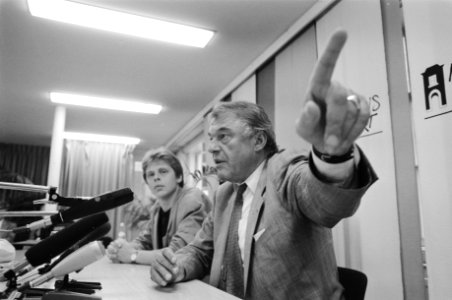 Hans van Mierlo tijdens een persconferentie, Bestanddeelnr 934-4990