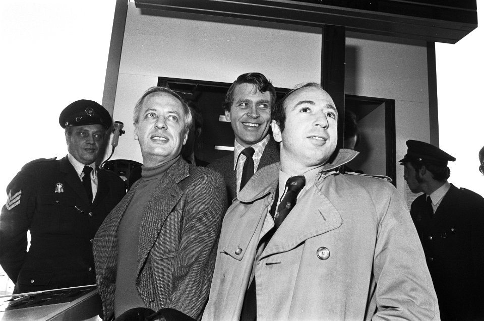 Hans Knoop (Accent) met Kapitein Bordewijk terug uit Zwitserland na arrestatie M, Bestanddeelnr 928-9268