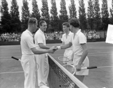 Hans van Swol en Ivo Rinkel worden gefeliciteerd door Washer en J. Brichart, Bestanddeelnr 904-0983