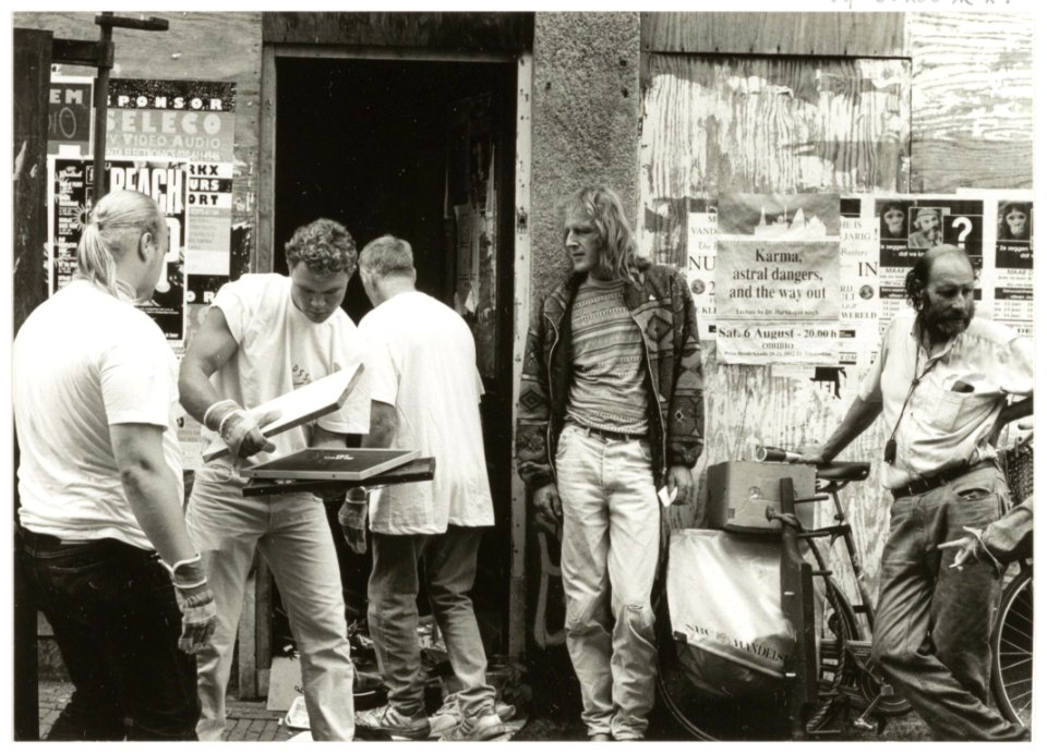 Hans Bosshardt (rechts) zie met lede ogen aan hoe schoonmakers zijn huis leeghalen