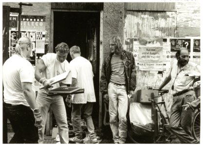 Hans Bosshardt (rechts) zie met lede ogen aan hoe schoonmakers zijn huis leeghalen