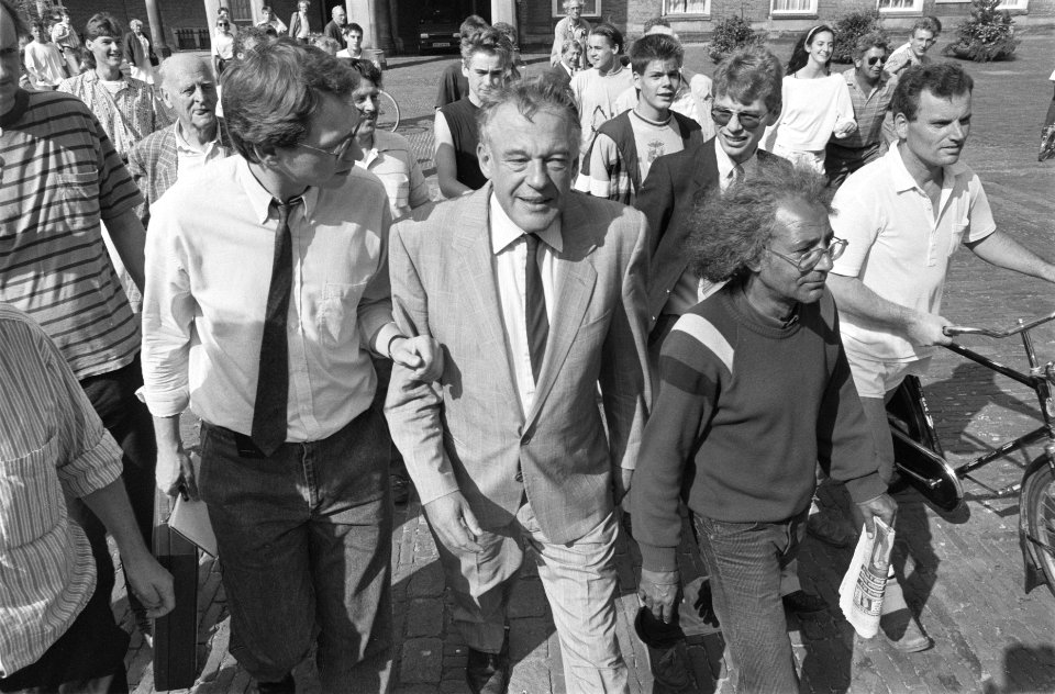 Hans Van Mierlo omringd door nieuwgierigen, Bestanddeelnr 934-5032