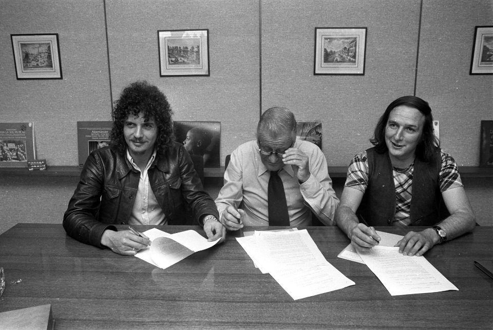 Hans van Hemert en Peter Koelewijn tekenen contract met Phonogram v.l.n.r. Hans, Bestanddeelnr 927-2182