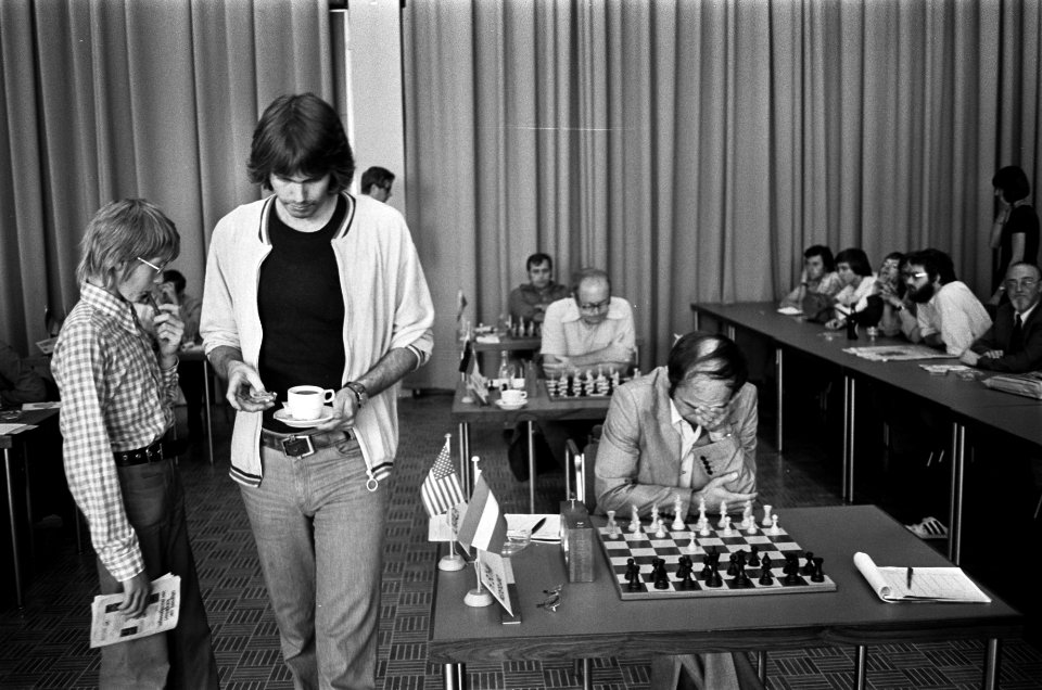 Hans Bohm (links) met een kop koffie, rechts Kavalek, Bestanddeelnr 928-0608