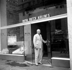 Hans Martin voor de deur van het kantoor van de KLM in New York, Bestanddeelnr 254-2284