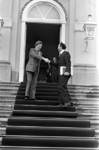 Hans Wiegel (links) en Willem Aantjes groeten elkaar op de trap, Bestanddeelnr 926-3277
