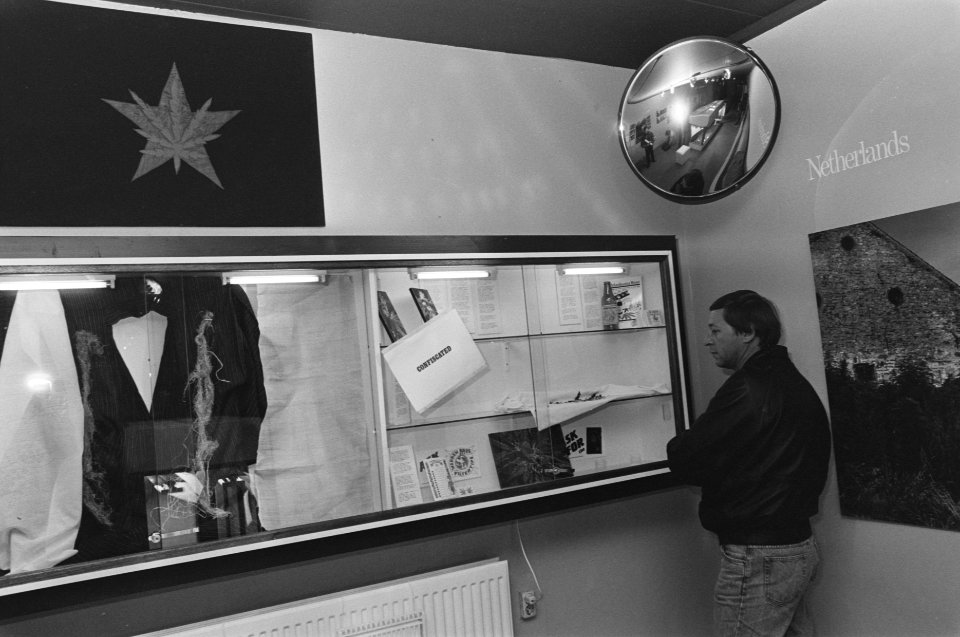 Hasj-museum na politie-inval gisteren, vandaag weer open met deels lege vitrines, Bestanddeelnr 933-9432
