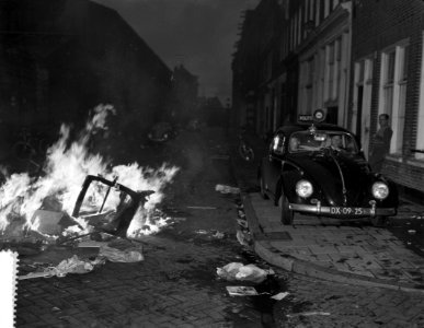 Hartjesdag in Amsterdam Politieauto bij brandje, Bestanddeelnr 912-8540