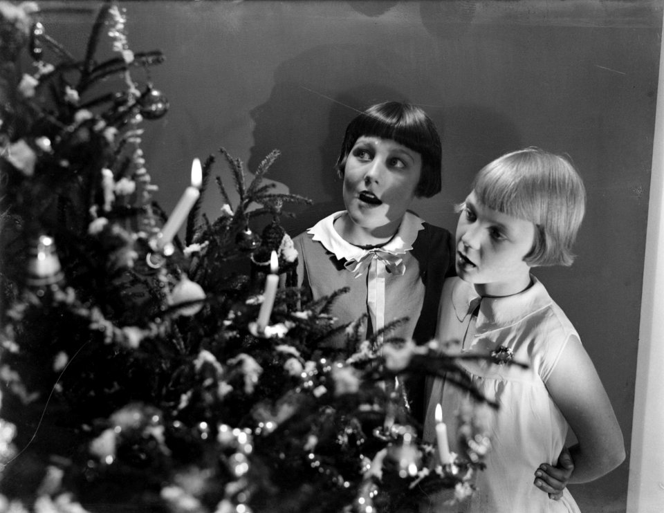 Hans (l) en Renée (stiefdochters van Van de Poll) zingen bij een Kerstboom, Bestanddeelnr 252-0959