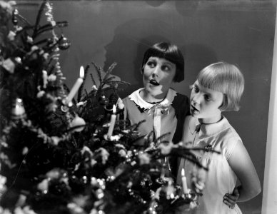 Hans (l) en Renée (stiefdochters van Van de Poll) zingen bij een Kerstboom, Bestanddeelnr 252-0959