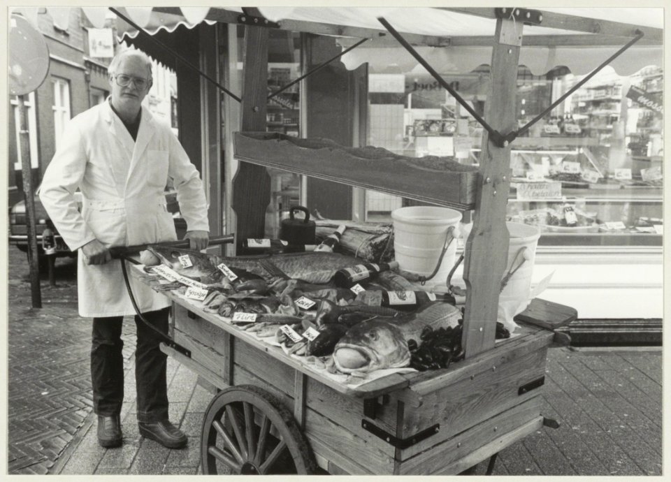 Hans Bakker, eigenaar van vishandel Bakker, met zijn exclusieve vissen voor zijn winkel. NL-HlmNHA 54014419