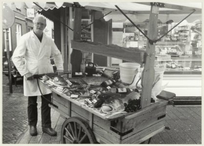Hans Bakker, eigenaar van vishandel Bakker, met zijn exclusieve vissen voor zijn winkel. NL-HlmNHA 54014419