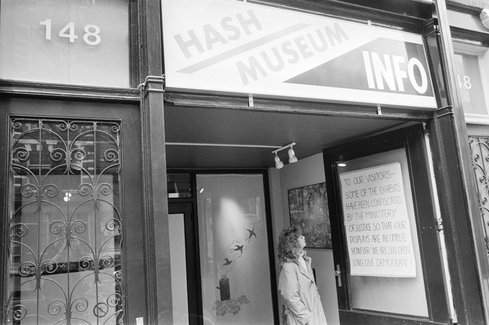 Hasj-museum na politie-inval gisteren, vandaag weer open met deels lege vitrines, Bestanddeelnr 933-9430