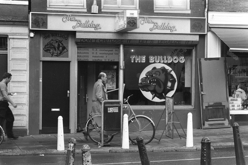 Hasj-koffieshops in Amsterdam met sluiting bedreigd The Bulledog, Bestanddeelnr 933-8250