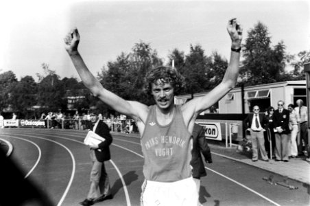 Harry Schulting juichend (1e op de 400 m en 400 m horden), Bestanddeelnr 930-3950