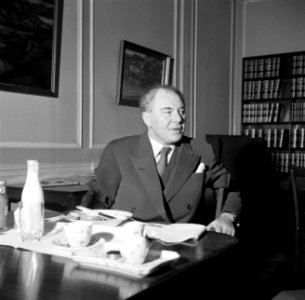 Hans Hedtoft luncht aan tafel op het ministerie, Bestanddeelnr 252-8970