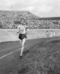 Hans Harting wint de 1500 m op de Olympische Dag 1951 in het Olympisch Stadion i, Bestanddeelnr 904-6234