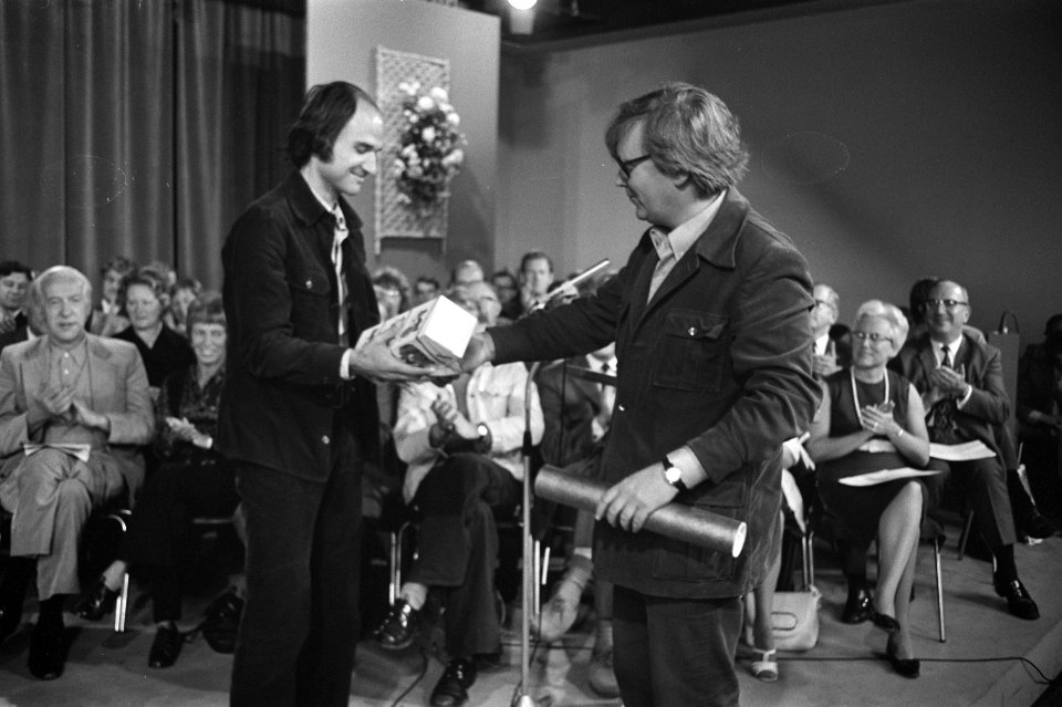 Hans Hulscher krijgt eervolle vermelding bij Nipkowschijf 1971 voor tv-programma "Een klein uur U", in RAI Amsterdam, Bestanddeelnr 924-9361