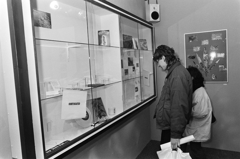 Hasj-museum na politie-inval gisteren, vandaag weer open met deels lege vitrines, Bestanddeelnr 933-9429