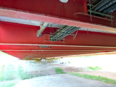 Harthbogen-Brücke bzw. Bauwerk 48.1 der Südumgehung Leipzig als Teil der BAB 38 -Untersicht-Rohrführung-Abwasser-TK-etc- Anfang Mai 2018