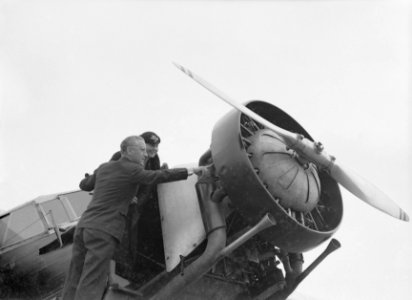 Harry Laponder en Thea Rasche bij de motor van vermoedelijk de Fokker F.IX PH-AG, Bestanddeelnr 189-1366
