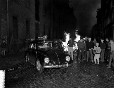 Hartjesdag in Amsterdam Politieauto bij brandje, Bestanddeelnr 912-8538