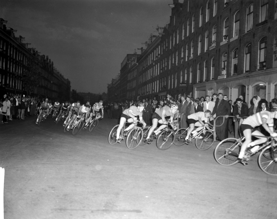 Hartjes dag in Amsterdam, wielercriterium in Dapperbuurt, Bestanddeelnr 914-2241