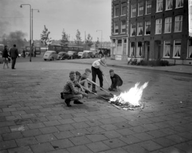 Hartjes dag in Amsterdam, fikkie stoken in de Dapperbuurt, Bestanddeelnr 914-2239