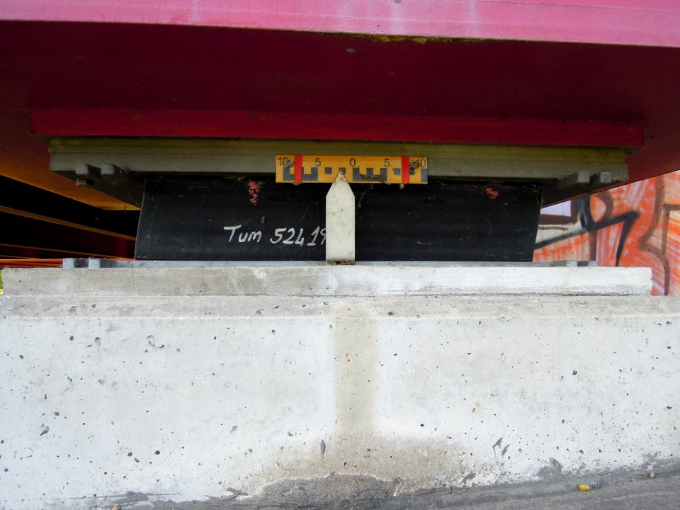 Harthbogen-Brücke bzw. Bauwerk 48.1 der Südumgehung Leipzig als Teil der BAB 38 -Auflager-Südbrücke-am-Südostende- Anfang Mai 2018b