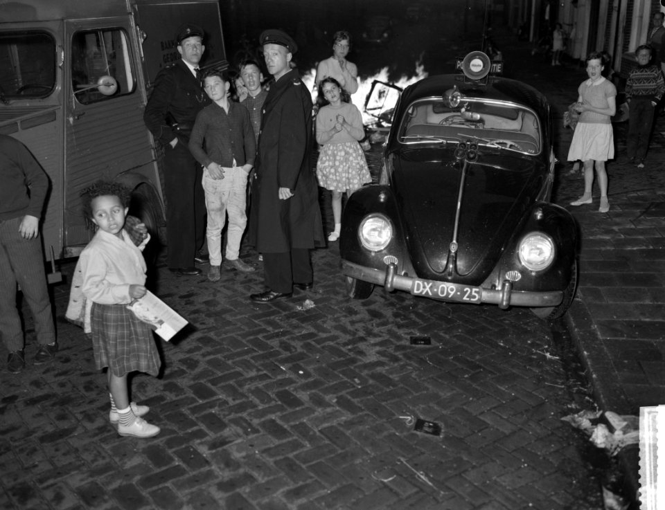 Hartjesdag in Amsterdam Politieauto bij brandje, Bestanddeelnr 912-8537