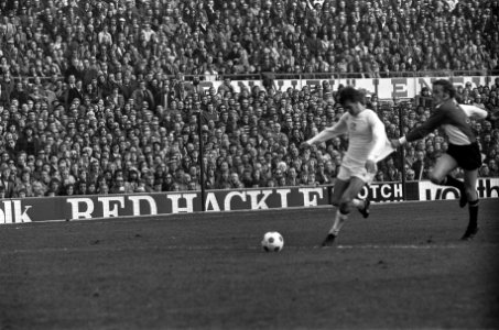 Harry Vos (rechts) houdt Rep vast penalty, Bestanddeelnr 927-0088