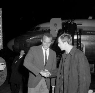 Harry Belafonte op Schiphol voor Sight Seeing in Amsterdam, op het platform begr, Bestanddeelnr 916-4014