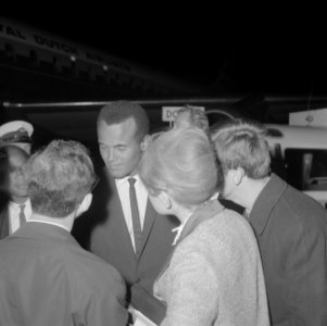 Harry Belafonte op Schiphol voor Sight Seeing in Amsterdam, tijdens zijn aankoms, Bestanddeelnr 916-4008